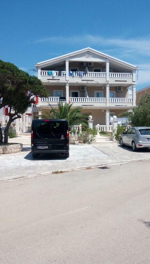 Guesthouse Villa Jurisic Novalja Exterior foto