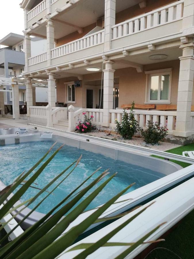 Guesthouse Villa Jurisic Novalja Exterior foto