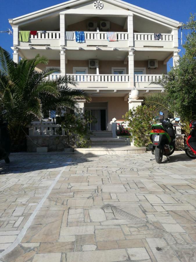 Guesthouse Villa Jurisic Novalja Exterior foto